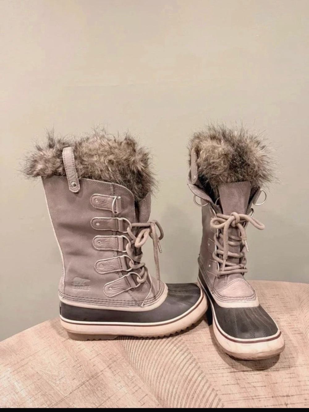 Women's Sorel Joan Of Artic Gray Fur-Trim Winter Lace-Up Boots